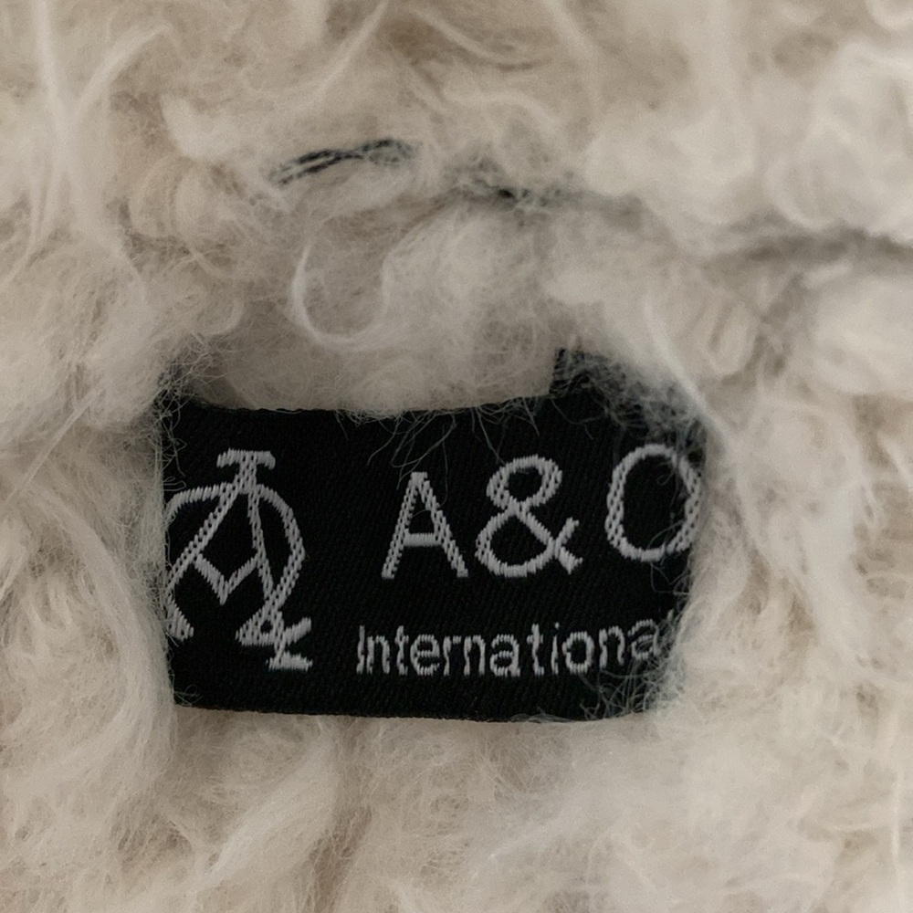 A&O International Black And Cream Sherpa Vest - Picture 7 of 10